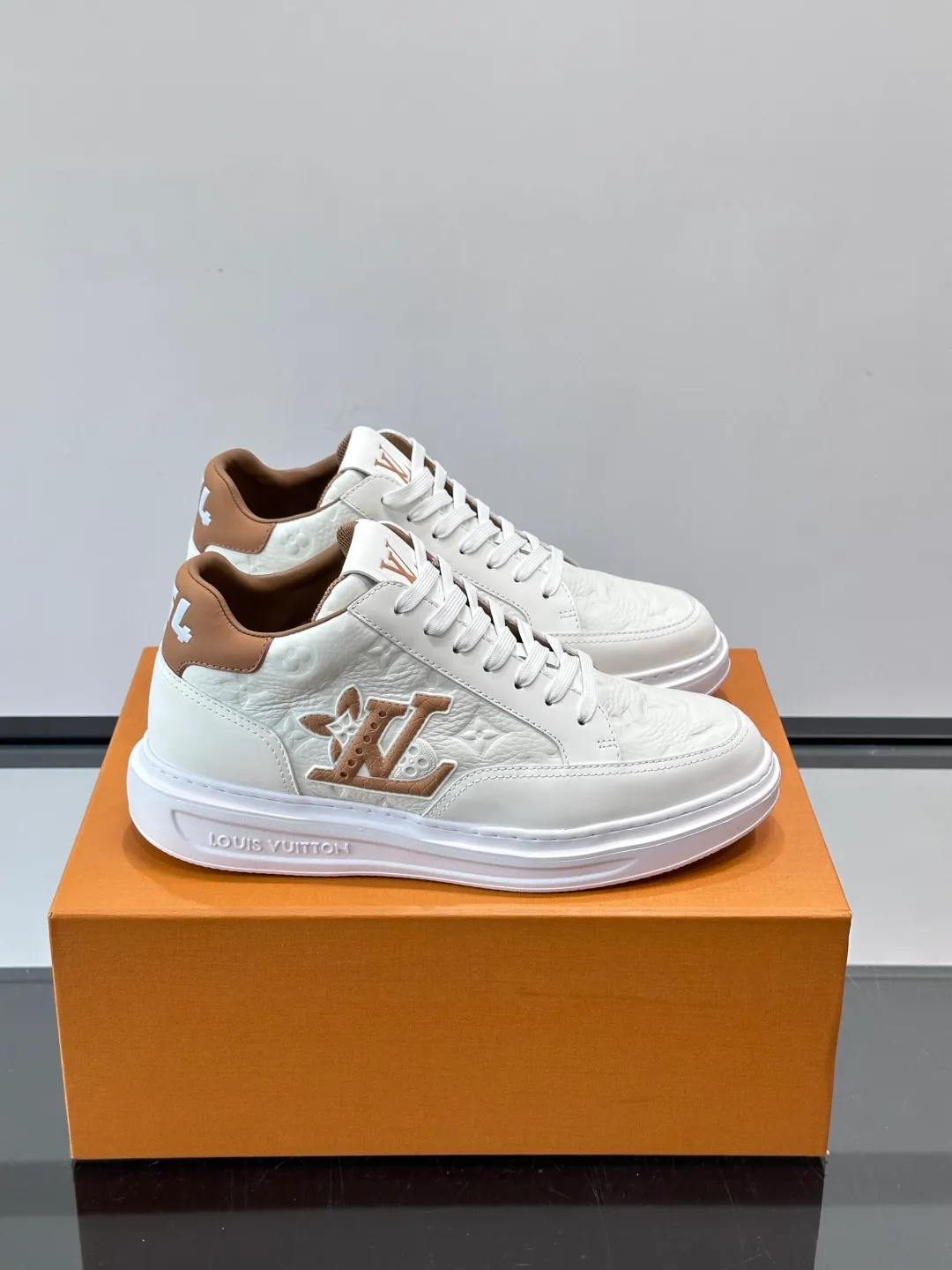 Men's shoes 💰p400 "＊OUIS ＊UITTO＊" Men's sports shoes, grained cow leather are low-key and recognizable. The rubber sole is thick and lightweight, the padded insole + technical lining make it super comfortable to wear! The main color with brown details is versatile and fashionable, and can be worn for daily leisure or business ~ LV embossing on the side of the shoe + brand logo on the sole, perfect details! size: 38-44 (45 customized)